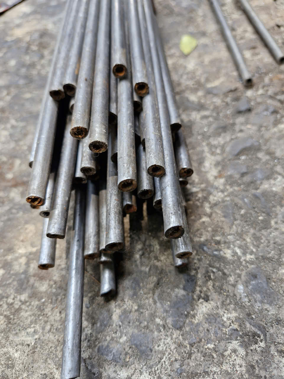 THÉP ỐNG ĐEN PHI 15